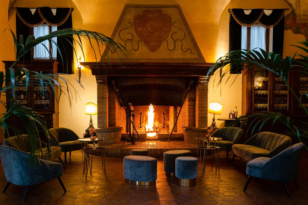 Interno del Castello con atmosfera magica e raffinata, ideale per una serata di cena à la carte e misteriose letture esoteriche
