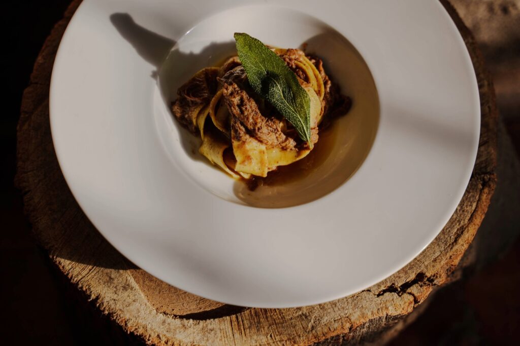 Piatti della cena esclusiva al Castello della Castelluccia con piatti raffinati e ingredienti di stagione, per una serata indimenticabile